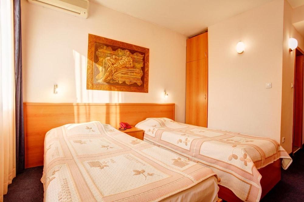 Plaza Hotel 3*